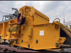 Μεγάλο ξύλινο περιεκτικό crsuher έτοιμο να πάει